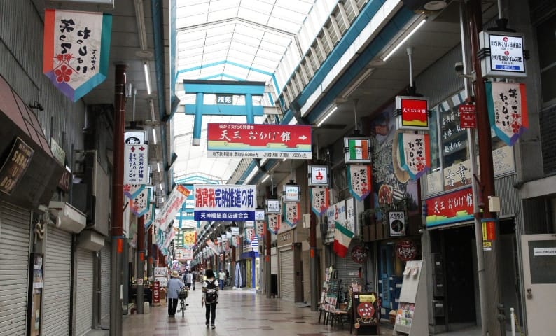 道路規制が厳しい店街や狭い路地の建物