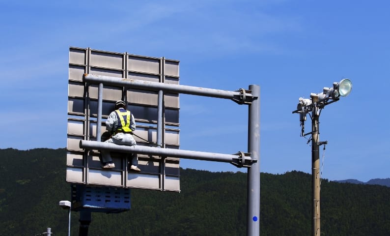高所/LED/案内板などメンテ必須の場所